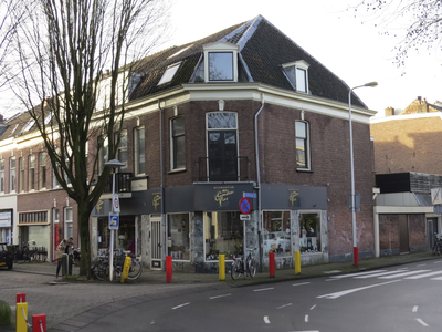 908717 Gezicht op het winkelhoekpand Poortstraat 102 te Utrecht, met op de voorgrond de Gildstraat.N.B. bouwjaar: ...